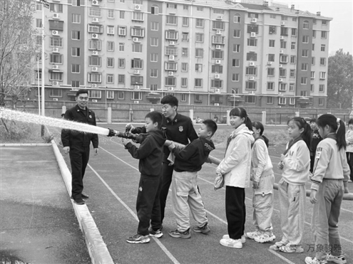 济南市市中区骏雅小学开展“消防车进校园”实战演练活动